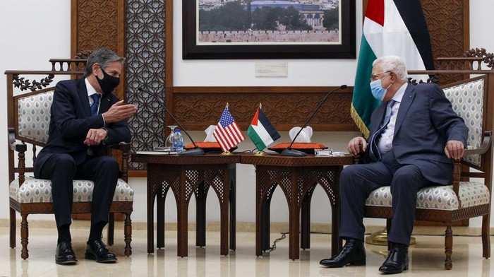 Palestinian President Mahmoud Abbas, right, meet with U.S. Secretary of State Antony Blinken, in the West Bank city of Ramallah, Tuesday, May 25, 2021. (AP Photo/Majdi Mohammed, Pool)