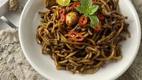 Dari negeri jiran ada mie goreng mamak yang lengkap dan mantap bumbunya. Tidak sulit untuk dibuat sendiri. kamu bisa melihat langkah-langkah pembuatannya di resep ini. Foto: iStock
