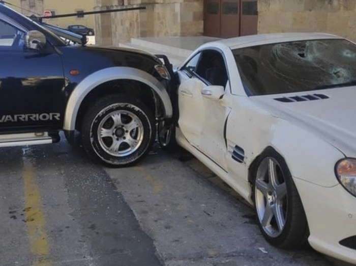 Mitsubishi Pickup tabrak Mercedes-Benz SL di Yunani
