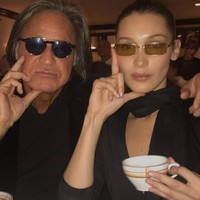 Mohamed Anwar Hadid dan Bella Hadid sama-sama berharap adanya kedamaian di Palestina. “Sending love and light and prayers to my Palestinian 🇵🇸 brothers & sisters and Everyone around the world IM PRAYING FOR PEACE AND LOVE TO THE WORLD PEACE AND LOVE TO EVERYONE!,” tulis ayah Bella Hadid di Instagram. Foto: Dok. Instagram Mohamed Hadid
