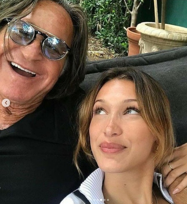 Pada Sabtu (15//5/2021), Bella Hadid turun ke jalan membela Palestina. Model 24 tahun itu ikut demonstrasi untuk pembebasan Palestina yang baru-baru ini diserang Israel.  Foto: Dok. Instagram Mohamed Hadid