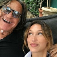 Pada Sabtu (15//5/2021), Bella Hadid turun ke jalan membela Palestina. Model 24 tahun itu ikut demonstrasi untuk pembebasan Palestina yang baru-baru ini diserang Israel.  Foto: Dok. Instagram Mohamed Hadid