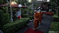Atau biasanya mereka mengucapkan Sabbe Satta Bhavantu Sukhitatta kepada satu sama lain pada hari tersebut. Asun mengatakan bahwa ucapan tersebut memiliki arti yakni semoga semua makhluk berbahagia. 