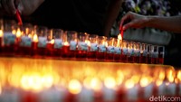 Puncak Waisak tadi jatuh pada jam 18.00 dengan simbolik menyalakan  lilin pelita. 