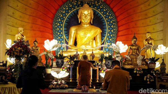 Sejumlah umat Buddha memanjatkan doa saat detik-detik puncak peringatan Tri Suci Waisak di kawasan Vihara Dhammacakka Jaya, Sunter Agung, Jakarta Utara, Rabu (26/5).