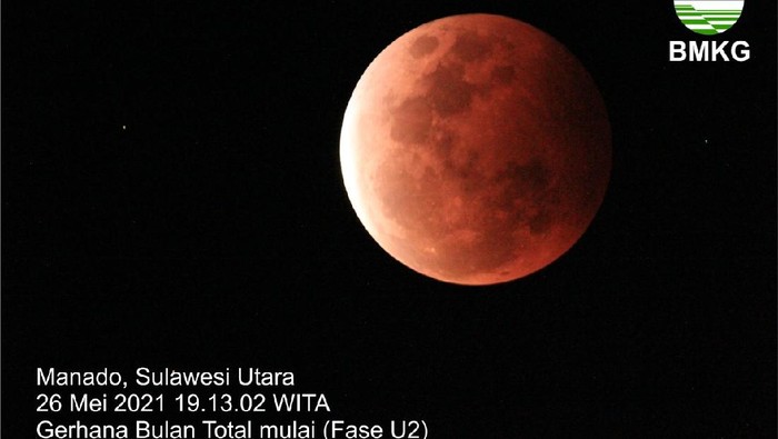 Penampakan Super Blood Moon di Manado