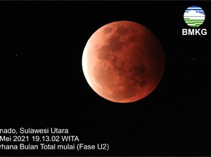 Penampakan Super Blood Moon yang Terlihat di Manado