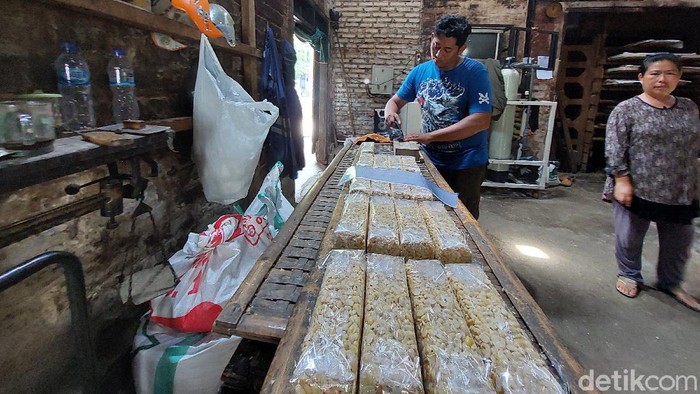 Perajin tempe di Cimahi menyebut kenaikan harga kedelai tak normal