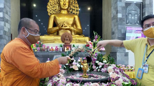 Peringatan Hari Raya Trisuci Waisak 2021 di Surabaya berlangsung sederhana. Jumlah umat yang datang di viraha pun dibatasi.