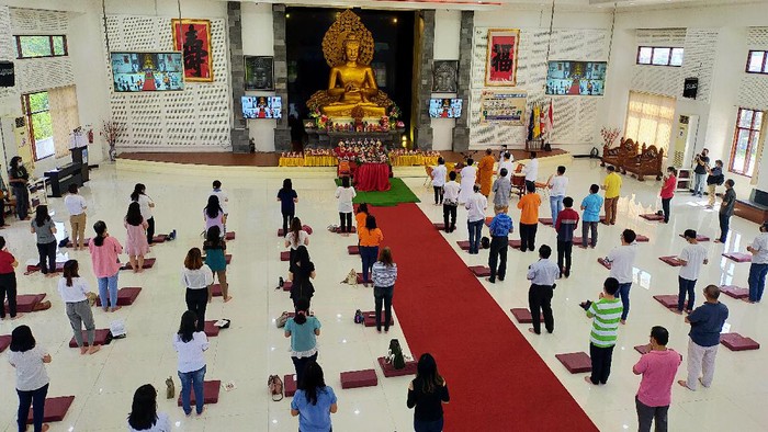 Peringatan Hari Raya Trisuci Waisak 2021 di Surabaya berlangsung sederhana. Jumlah umat yang datang di viraha pun dibatasi.