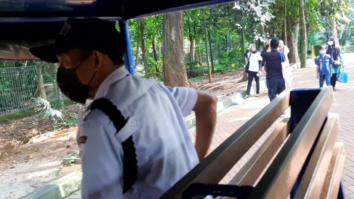Petugas saat patroli mengingatkan pengunjung ragunan soal prokes (Rahmat Fathan-detikcom)