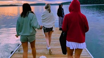 Teman-temannya pun amat banyak dan berasal dari berbagai latar belakang. Foto: Instagram/@pheebeegates