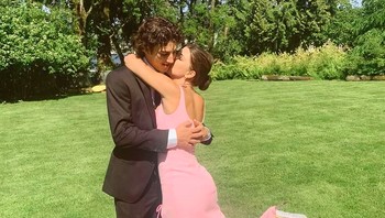 Phoebe Gates belakangan banyak menunjukkan kemesraannya bersama sang pacar yang bernama Chaz Flynn. Foto: Instagram/@pheebeegates