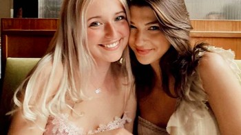 Phoebe sangat aktif di Instagram dan sering berpose bersama para temannya. Foto: Instagram/@pheebeegates