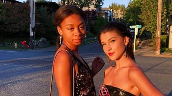 Hampir di semua foto, Phoebe tampil stylis dan demikian juga temannya. Foto: Instagram/@pheebeegates