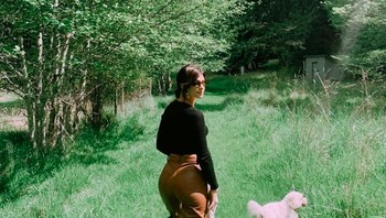 Kadang ia juga memajang foto sedang berwisata ke berbagai lokasi. Foto: Instagram/@pheebeegates