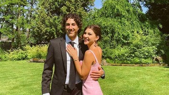 Keduanya mengenakan pakaian yang elegan dan tersenyum lebar. Foto: Instagram/@pheebeegates