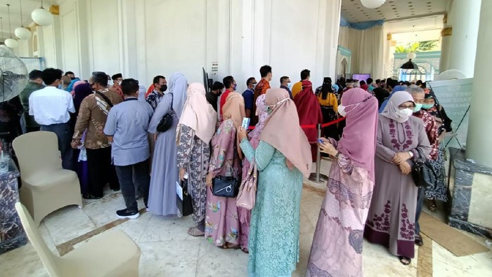 Potret Kerumunan di Resepsi Putri Wagub Kaltim yang Undang 2 Ribu Orang Potret Kerumunan di Resepsi Putri Wagub Kaltim yang Undang 2 Ribu Orang