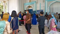 Pantauan detikcom, terlihat para tamu undangan mengantre untuk masuk. Mereka nampak patuh mengenakan masker, namun jarak antar tamu undangan tidak sesuai dengan yang diwajibkan. (Foto: Dok. Istimewa) 
