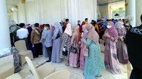 Salah seorang tamu undangan, Ariyati mengungkapkan kondisi dalam gedung resepsi. Menurutnya, para tamu undangan tidak diperkenankan untuk bersalaman dengan pengantin. (Foto: Dok. Istimewa)
