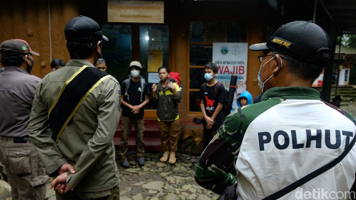 Polisi hutan menjadi garda terdepan dalam menjaga kelestarian rimba. Di Gunung Gede-Pangrango, mereka turut andil dalam menjaga keberlangsungan di hutan.