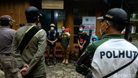 Polisi hutan turut memberikan pengarahan kepada pendaki Gunung Gede-Pangrango untuk menjaga kelestarian alam.