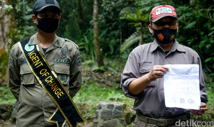 Polisi hutan menjadi garda terdepan dalam menjaga kelestarian rimba. Di Gunung Gede-Pangrango, mereka turut andil dalam menjaga keberlangsungan di hutan.