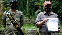 Polisi hutan tengah berpatroli di Taman Nasional Gunung Gede-Pangrango di Cibodas, Cianjur, Jawa Barat, Senin (24/5/2021) lalu.