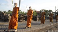 Perayaan Tri Hari Suci Waisak tersebut digelar secara terbatas dengan menerapkan protokol kesehatan COVID-19.