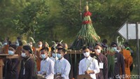 Umat Budha membawa tandu hasil bumi mengelilingi Candi Sewu.