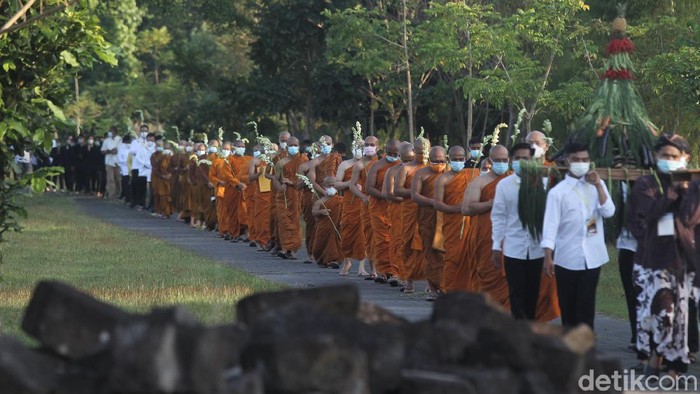 Potret Prosesi Pradaksina di Candi Sewu Umat Budha melaksanakan prosesi Pradaksina saat perayaan ibadah Hari Raya Waisak 2565 BE dengan berjalan mengelilingi Candi Sewu.