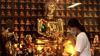 Umat Buddha merayakan Hari Suci Waisak pada Rabu (26/5/2021). ANTARA FOTO/Adwit B Pramono  