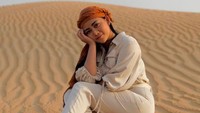 Rachel Vennya pun berpose di tengah padang pasir dengan gaya memakai penutup kepala. Foto: Dok. Instagram @rachelvennya