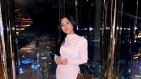 Rachel Vennya menikmati pemandangan ketinggian Dubai dari lantai 125 Burj Khalifa. Foto: Dok. Instagram @rachelvennya