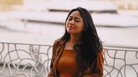 Rachel Vennya berpose dengan latar belakang yatch yang bersandar di dermaga Dubai saat baru tiba di negara Uni Emirat Arab itu. Foto: Dok. Instagram @rachelvennya