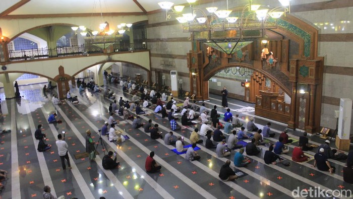 Ratusan warga Kota Bandung salat gerhana berjamaah