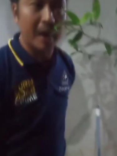 Screenshot video viral pria ancam kurir pakai samurai
