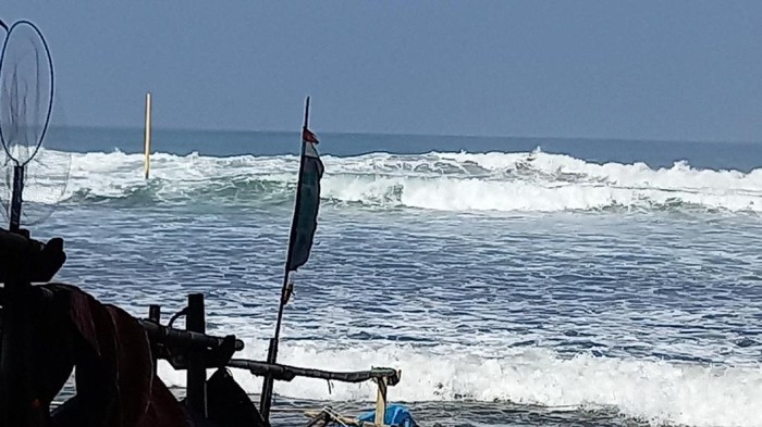 Seorang nelayan hilang dan puluhan perahu rusak akibat ombak di Sukabumi