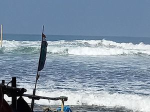 Ombak Rusak Puluhan Perahu di Sukabumi, Seorang Nelayan Hilang