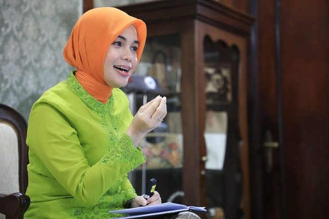 Atikoh merupakan perempuan pertama yang menjadi Ketua Kwartir Daerah (Kwarda) Jawa Tengah periode 2018-2023, selain itu juga aktif sebagai Ketua Tim Penggerak Pemberdayaan Kesejahteraan Keluarga (PKK) wilayah Provinsi Jawa Tengah tahun 2013-2023. Foto: Instagram @atikoh.s