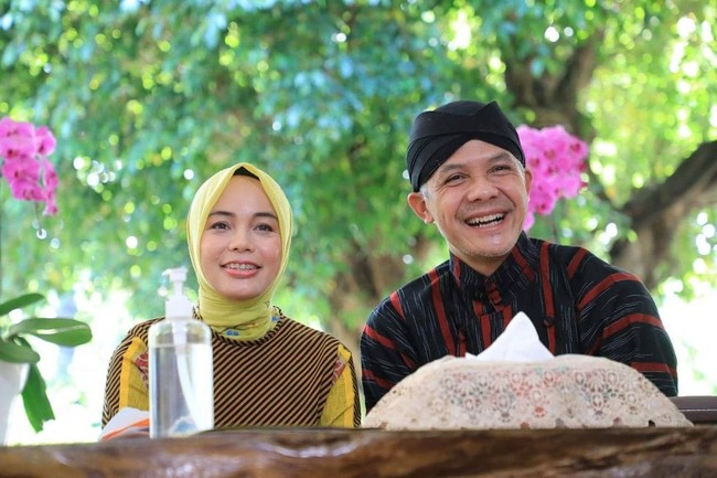 Ganjar Pranowo ditemani istri Siti Atikoh Supriyanti saat mendaftar peserta Pilpres 2024 di KPU pada Kamis (19/10/2023). Siti merupakan wanita kelahiran Purbalingga, Jawa Tengah, 52 tahun silam. Sama seperti Ganjar, ibu satu anak ini juga pernah mengenyam pendidikan tinggi di Universitas Gajah Mada. Foto: Instagram @atikoh.s