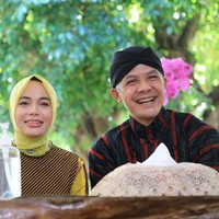 Ganjar Pranowo ditemani istri Siti Atikoh Supriyanti saat mendaftar peserta Pilpres 2024 di KPU pada Kamis (19/10/2023). Siti merupakan wanita kelahiran Purbalingga, Jawa Tengah, 52 tahun silam. Sama seperti Ganjar, ibu satu anak ini juga pernah mengenyam pendidikan tinggi di Universitas Gajah Mada. Foto: Instagram @atikoh.s