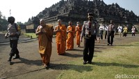 Perayaan dengan penjagaan ketat polisi.