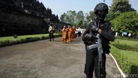 Polisi bersenjata juga disiagakan di sejumlah titik di Candi Borobudur.