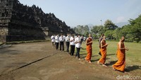 Biksu dan sejumlah umat Buddha melaksanakan ritual Pradaksina di Candi Borobudur.