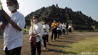 Dalam ritual itu, biksu dan umat Buddha mengelilingi Candi Borobudur.