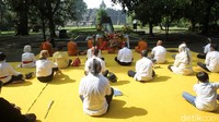 Umat Buddha yang melaksanakan doa bersama juga dibatasai. Hal itu untuk mengantisipasi penyebaran virus Corona.