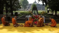 Umat Buddha berdoa bersama dengan dipimpin oleh biksu di komplek Candi Borobudur.