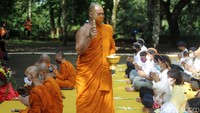 Perayaan Waisak di Candi Borobudur tahun ini ditiadakan akibat COVID-19. Perayaan hanya dilakukan oleh biksu dan umat Buddha dengan jumlah terbatas.