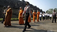 Biksu dan sejumlah umat Buddha merayakan Waisak di Candi Borobudur, Rabu (26/5/2021).